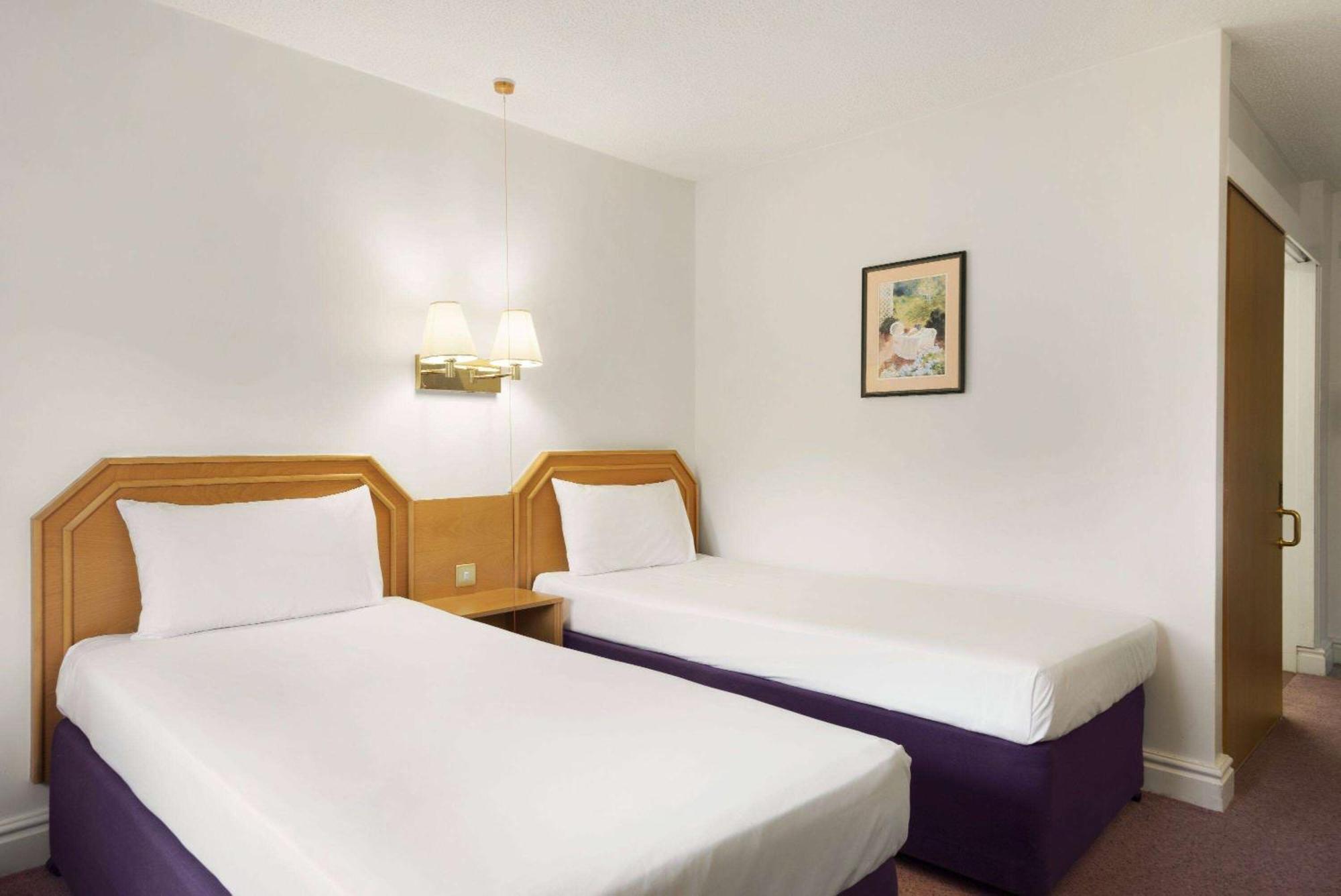 Days Inn Kendal - Killington Lake Экстерьер фото